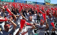 [르포] 폭염 압도한 고시엔구장 응원열기…'기적적 우승'에 곳곳 눈물도