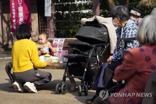 일본에서 아이를 돌보는 여성