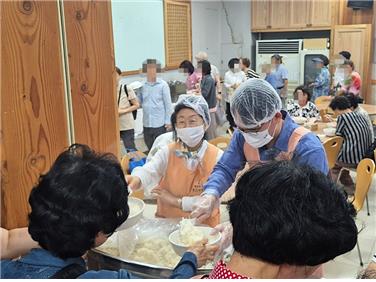 3일 서울 강남구 봉은사에서 배식 봉사활동을 하는 이은재 전문건설공제조합 이사장 [전문건설공제조합 제공. 재판매 및 DB 금지]