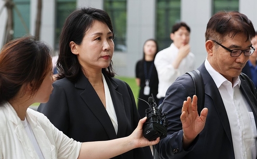 '경기도 법인카드 유용' 의혹 김혜경씨 검찰 출석