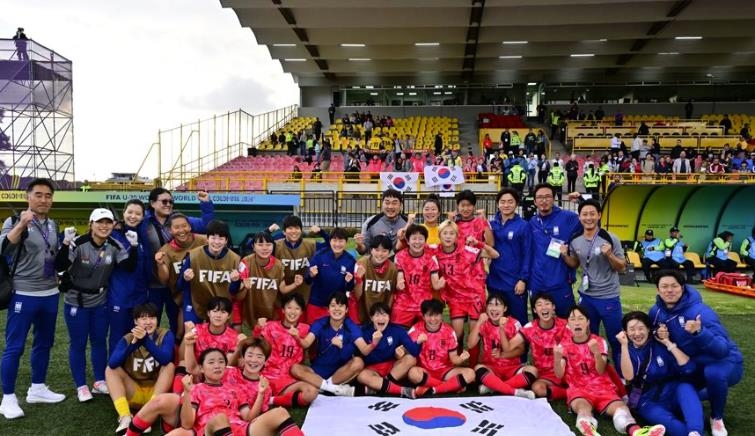 독일전 승리 직후 단체 사진을 찍은 U-20 여자축구대표팀