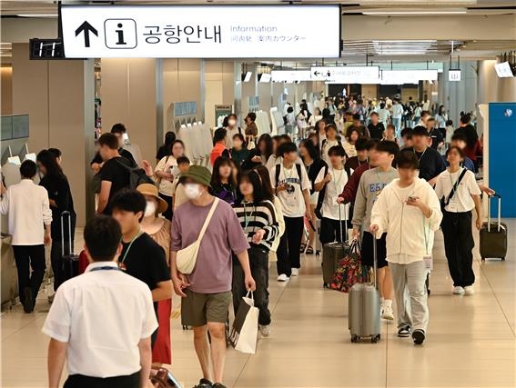 11일 김포공항 국내선 터미널 이용하는 시민들의 모습 [한국공항공사 제공. 재판매 및 DB 금지]