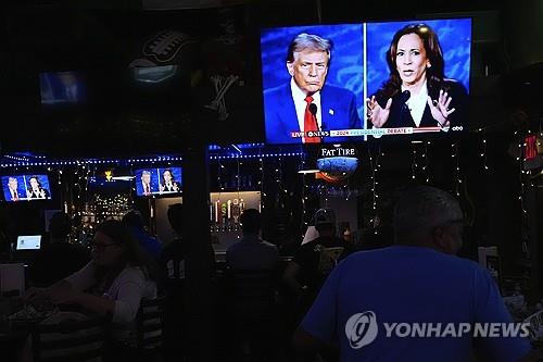 마이애미의 식당에서 미 대선 TV토론 지켜보는 사람들