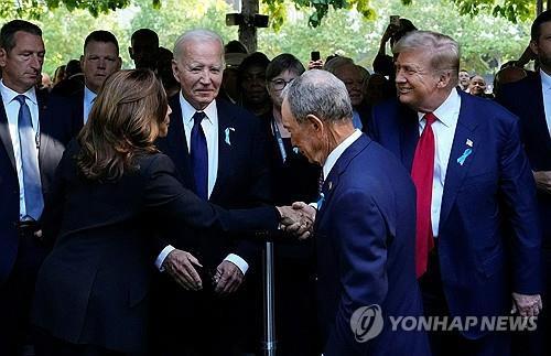 악수하는 미 민주당 대선 후보 해리스와 공화당 후보 트럼프