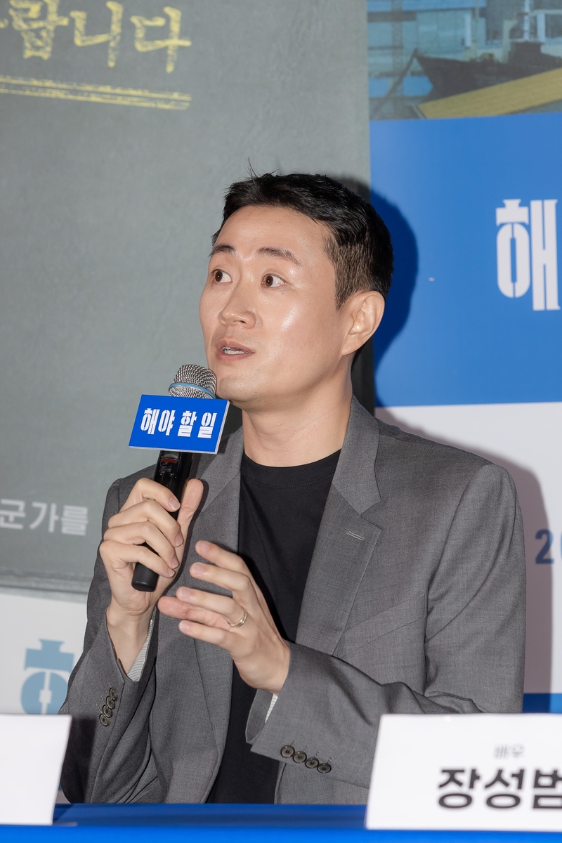 '해야 할 일' 시사회에서 발언하는 박홍준 감독