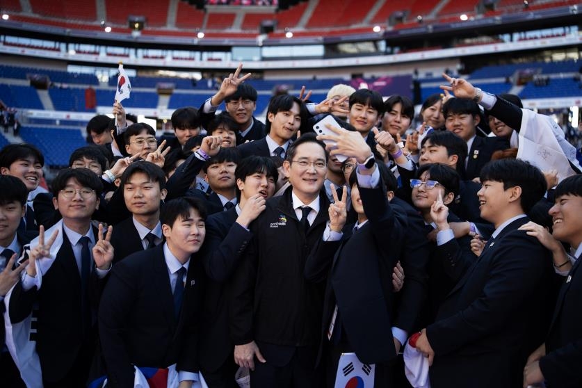 국제기능올림픽 폐막식서 선수단과 셀피 촬영하는 이재용 회장