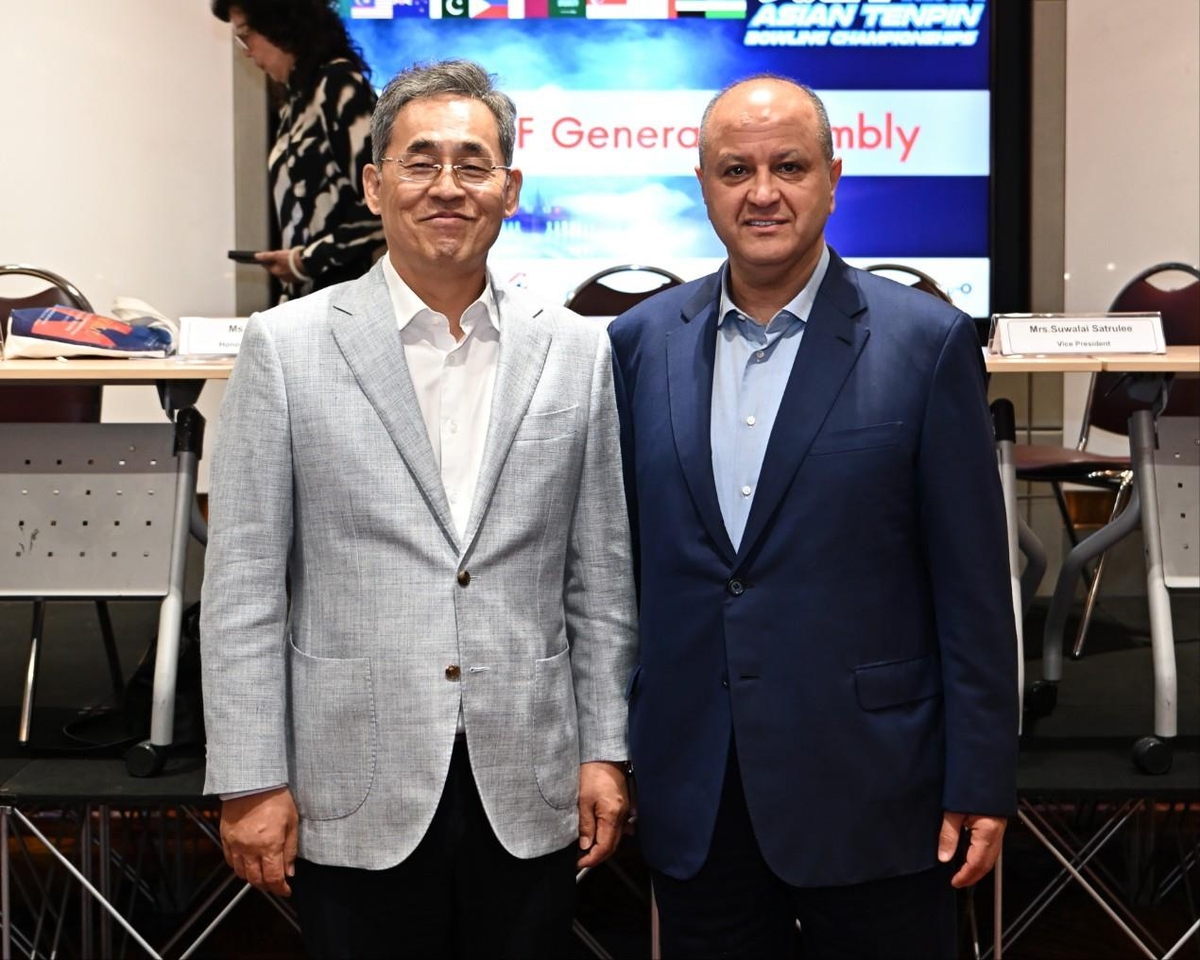 Jeong Seok, President of the Korea Bowling Association (left)