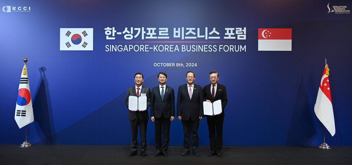 지난 8일 현대건설과 싱가포르 최대 공공사업 기술자문사인 서바나 주롱의 '차세대 발전사업 등에 대한 공동 연구 및 기술교류 업무협약' 체결 후 참석자들이 기념사진을 촬영하고 있다. 사진 왼쪽부터 윤영준 현대건설 사장, 안덕근 산업통상자원부 장관, 탄시렝 싱가포르 통상산업부 제2장관, 션 치아오 서바나 주롱 사장. [현대건설 제공. 재판매 및 DB 금지]