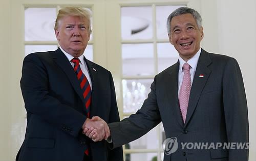 리셴룽 싱가포르 총리와 악수하는 트럼프