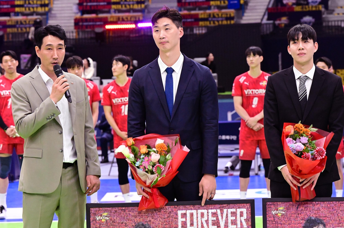 은퇴식을 치른 박철우(중앙), 김광국(오른쪽)과 축하해주는 권영민 한국전력 감독