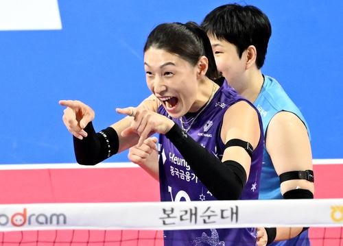 득점 후 기뻐하는 흥국생명의 김연경(앞)