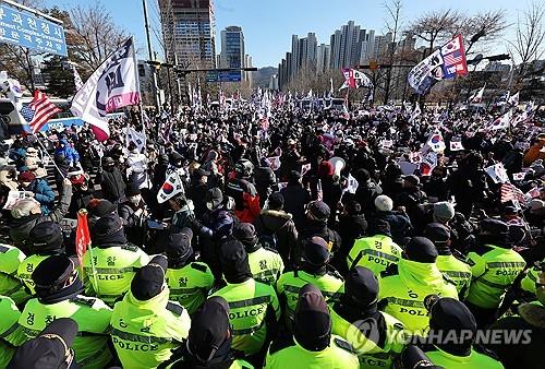 정부과천청사 앞에 모인 윤석열 대통령 지지자들