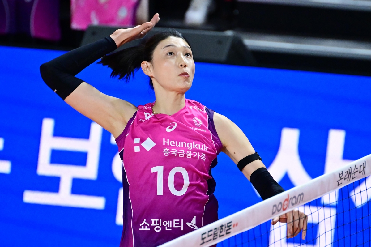 스파이크하는 흥국생명의 김연경