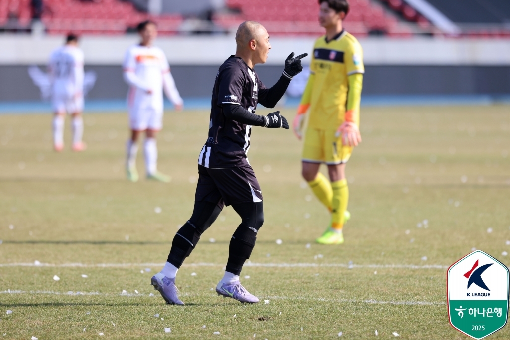 성남FC 홍창범의 골 세리머니 모습.