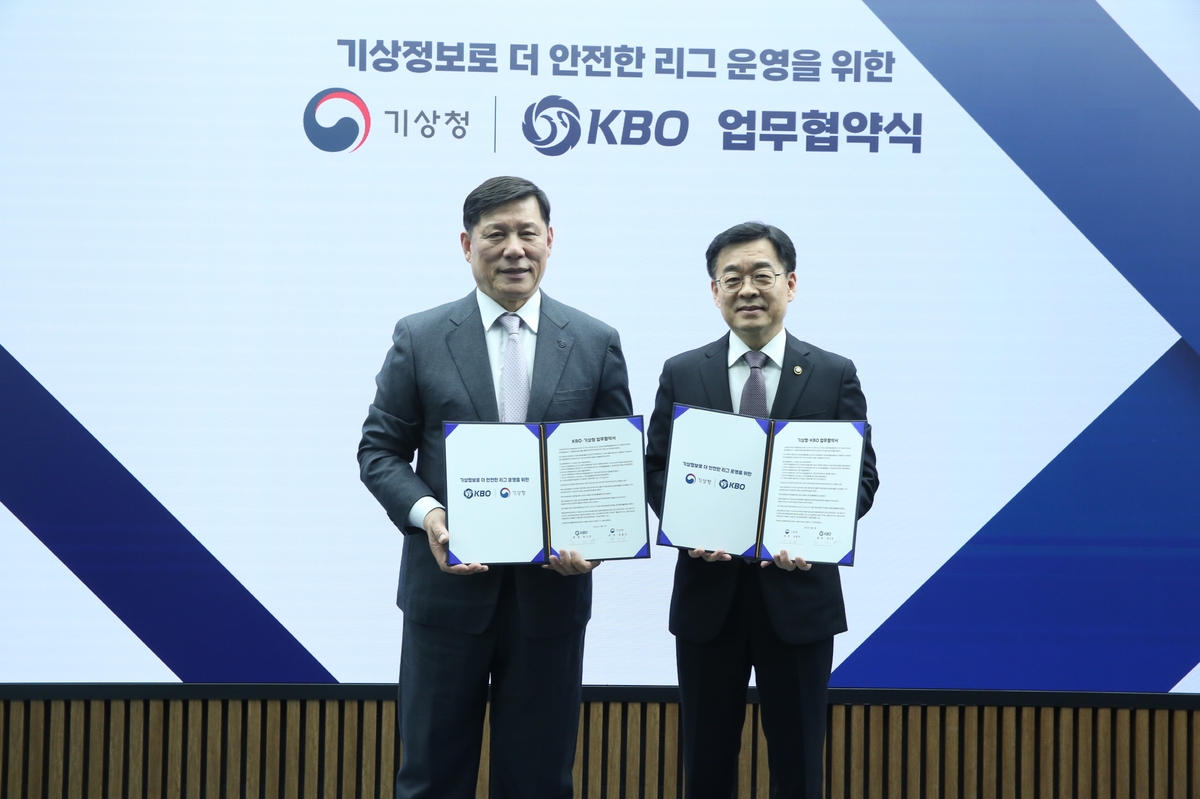 허구연(왼쪽) KBO 총재와 장동언 기상청장이 업무협약을 맺었다.