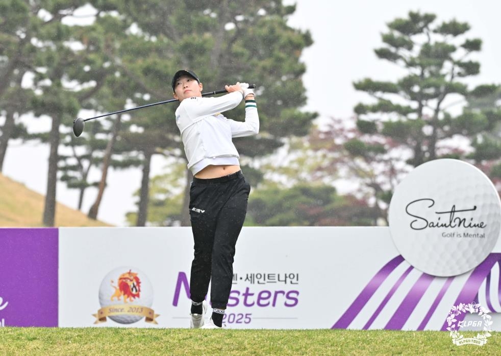 티샷 날리는 방신실