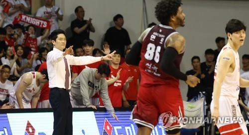 2년 전 챔피언결정 6차전 선수들에게 지시하는 전희철 감독