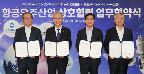 (왼쪽부터) 강구영 한국항공우주산업 사장, 임종룡 우리금융지주 회장, 김민석 한국우주항공산업협회 부회장, 기술보증기금 김종호 이사장이 지난 9일 우리금융 본사에서 다자간 업무협약을 체결한 뒤 기념사진을 촬영하고 있다. [우리금융 제공]