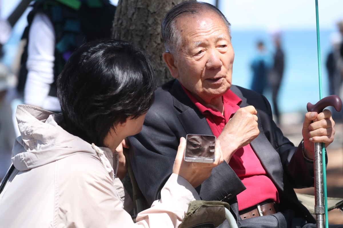 영화 '청명과 곡우 사이' 촬영장 온 김동호 전 부산국제영화제 집행위원장