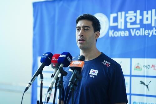 인터뷰하는 라미레스 남자배구 대표팀 감독