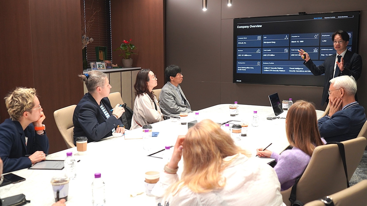 Poland’s Defense IT: A Cooperative Approach Poland’s Defense IT: A Cooperative Approach