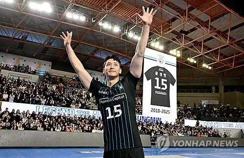 현대캐피탈 은퇴식에서 팬들에게 화답하는 문성민