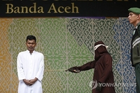 인니 보수 이슬람 지역서 혼외성관계 남녀에 회초리 100대씩