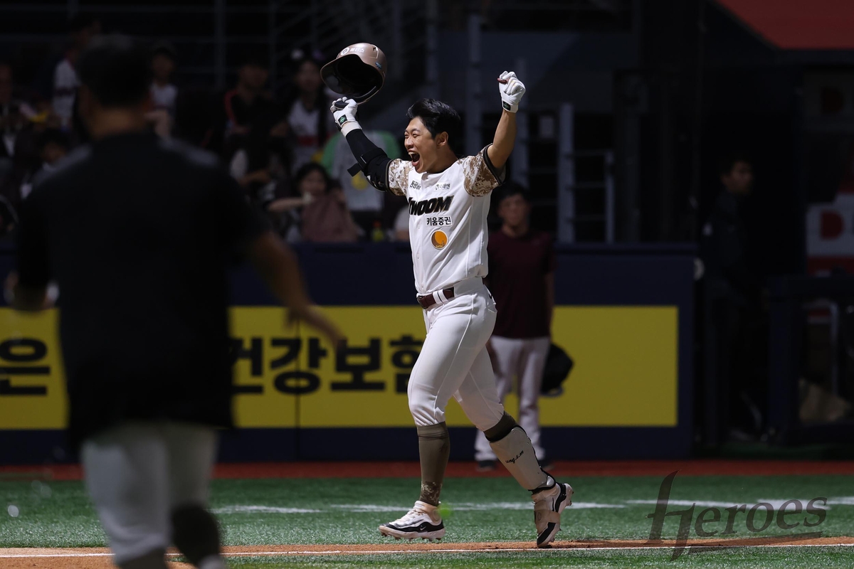 끝내기 홈런을 치고 기뻐하는 키움의 송성문