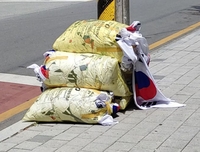 현충일에 버려진 태극기 더미 논란에 서경덕 "국기법 지켜야"