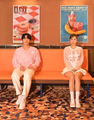 내년 결혼하는 코요태 신지(우)와 가수 문원(좌)