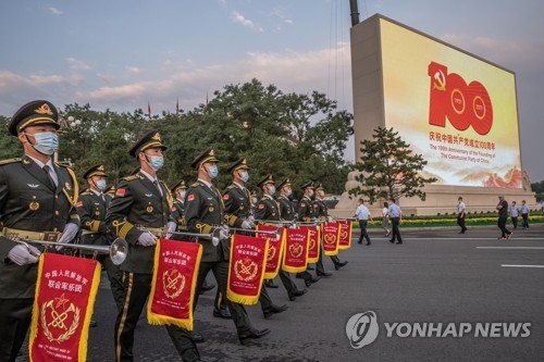 '중국공산당 창당 100주년' 맞아 톈안먼 광장 행진하는 군악대