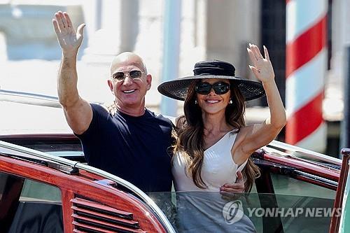 제프 베이조스와 로런 산체스 부부