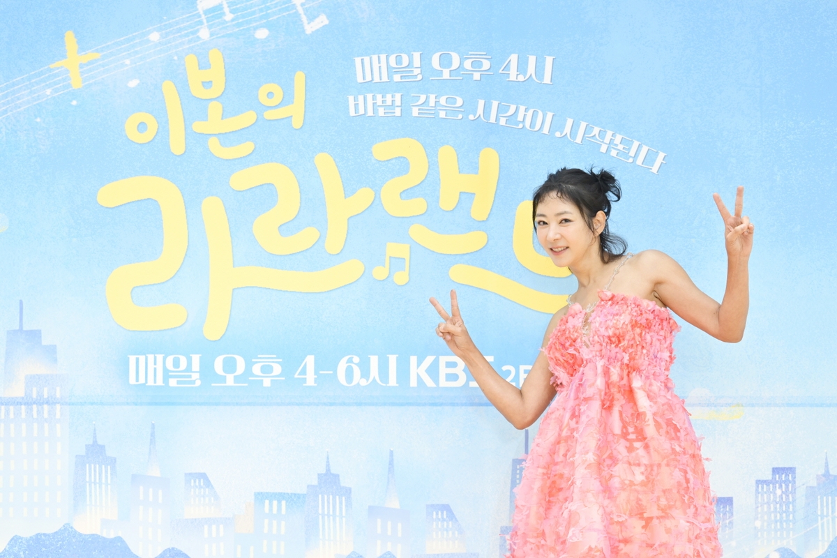 이본, 21년만 라디오 DJ 복귀…"운명 같아, 느낌대로 해볼게요"