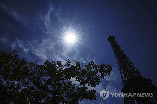 "폭염에 철골 구조물 파리 에펠탑 20㎝ 변형 가능성"