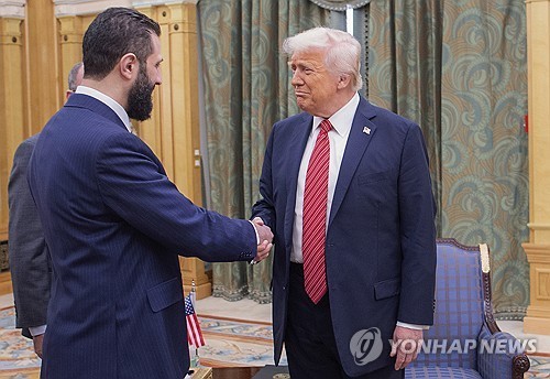 트럼프, 21년만에 시리아제재 공식 해제…"새정부 6개…
