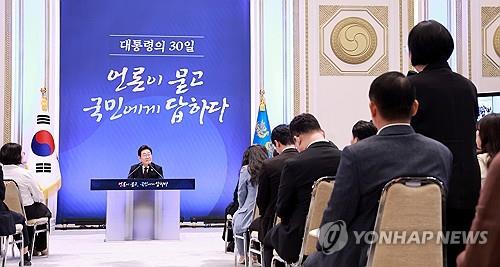 [올드&뉴] 트럼프의 트 字도 안 물은 기자들