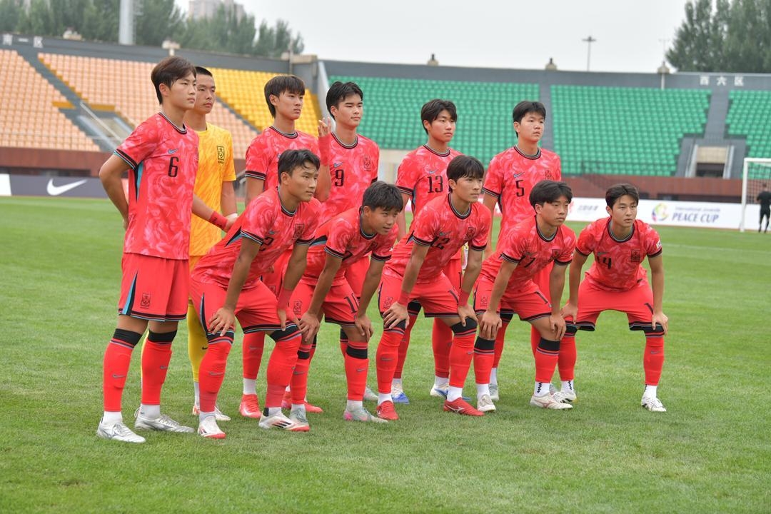 우즈베키스탄과의 경기에 선발로 나선 한국 U-16 대표팀 선수들.