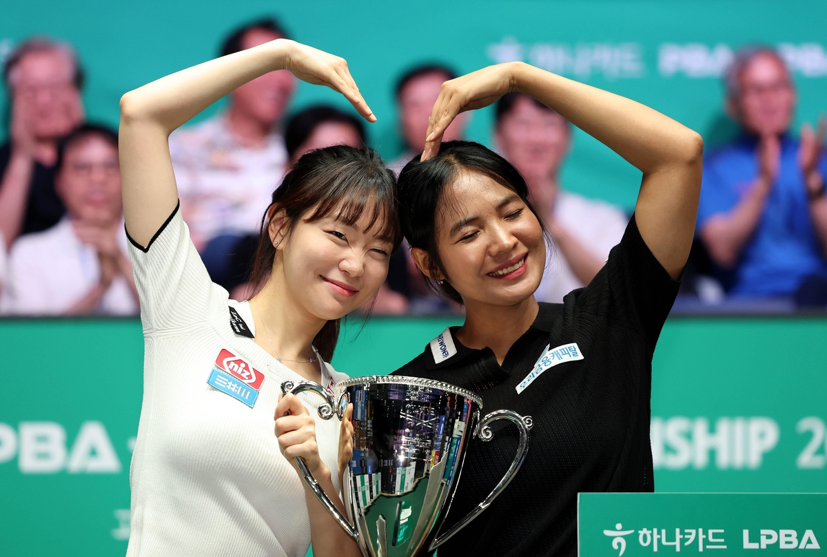 결승에서 맞붙은 김보라와 하트 세리머니를 펼치는 스롱 피아비(오른쪽)