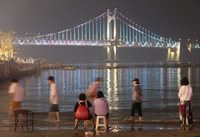 밤에도 27도 '덥다 더워'…열대야 부산 광안리 '북적'