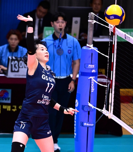 공격하는 GS칼텍스의 김미연 