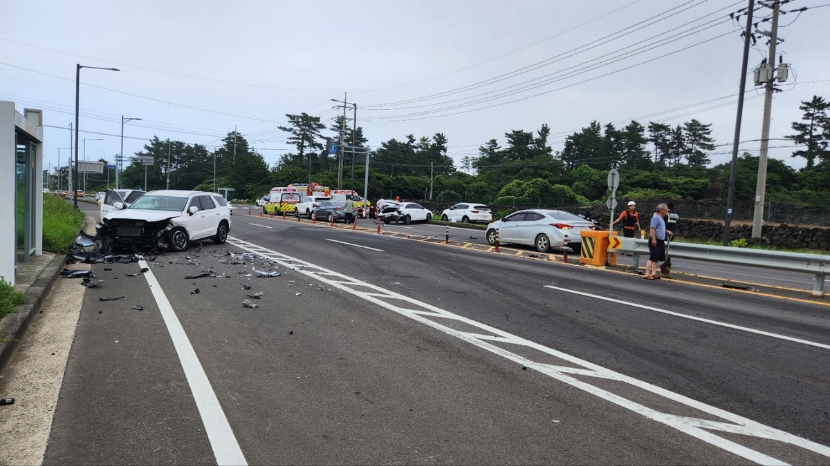 제주 만장굴 앞 도로서 6중 추돌사고…11명 경상