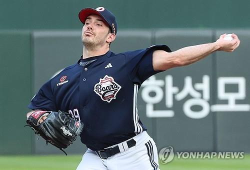 두산의 선발 투수 잭 로그