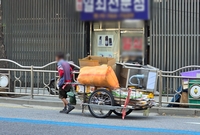 불더위 속 폐지 모아 3천원 손에…"돈 없는 게 죄니 어쩌겠소"