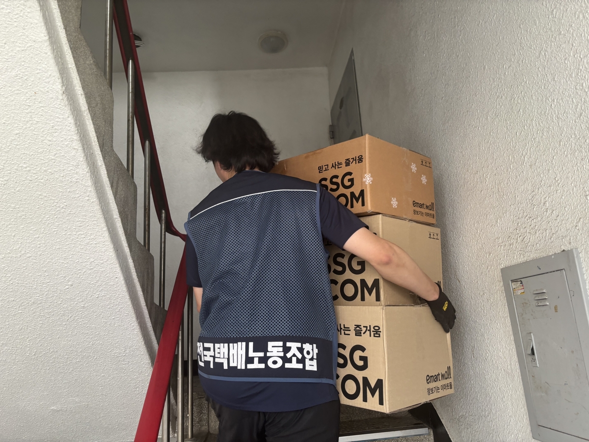 "박스는 셋, 엘리베이터가 없네"…폭염 속 택배기사 극한 노동