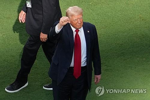 다시 주먹 치켜든 트럼프…'피격 1년' 날에 클럽월드컵 결승전 관람