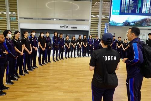 VNL 마치고 귀국한 여자배구 대표팀 선수들에게 이야기하는 모랄레스 감독(오른쪽)