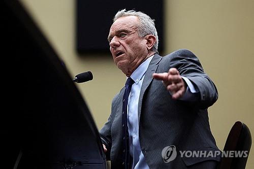 美 보건장관, 의사들 백신으로 돈 챙긴다며 불신 조장……