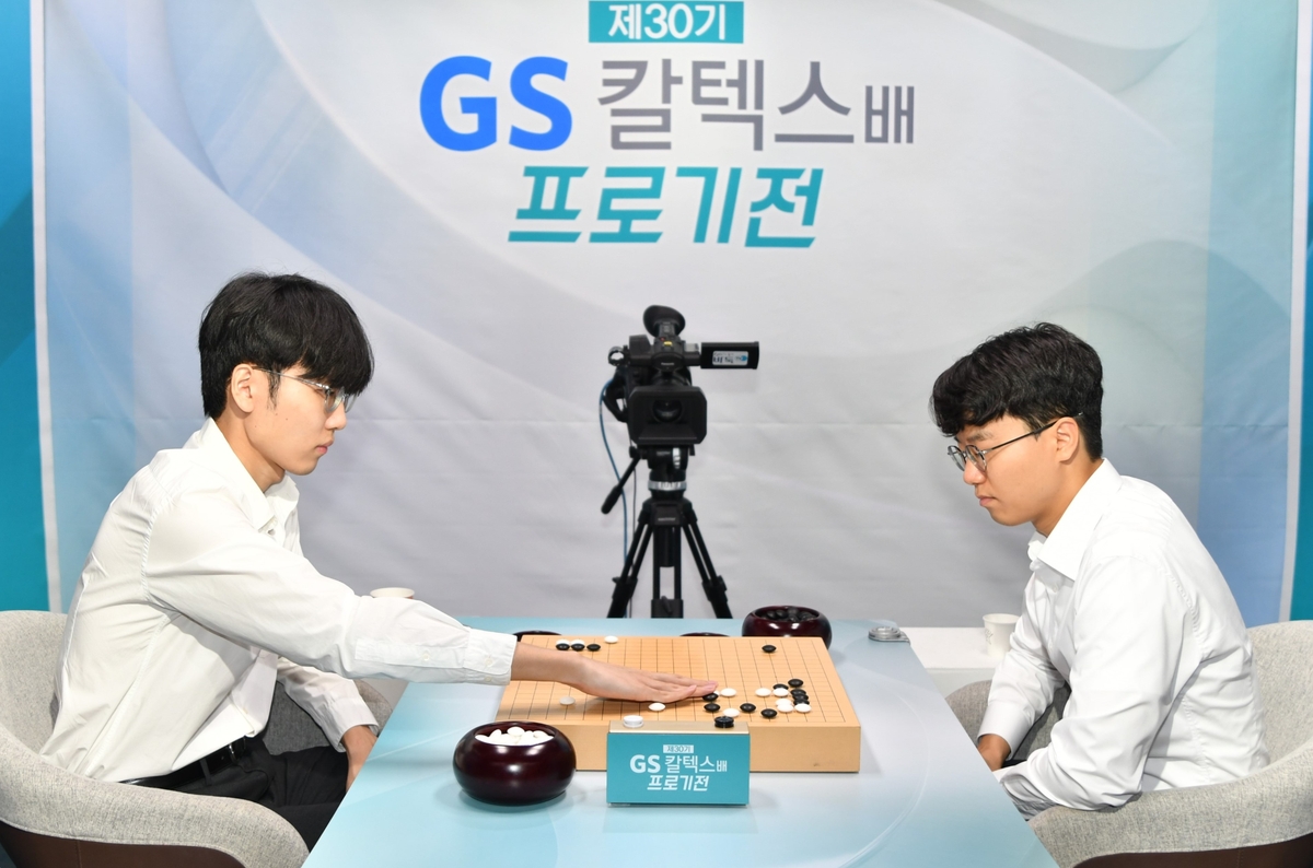신진서 9단이 GS칼텍스배 결승에서 안성준 9단을 3-0으로 꺾었다.