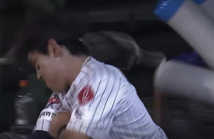 롯데 황성빈, 수비 실수 후 질책성 교체…에어컨에 화풀이