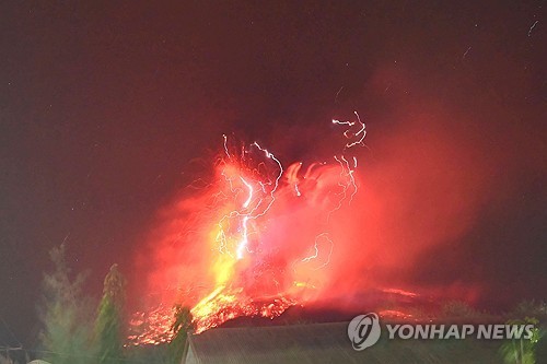 용암 흘러내리는 인도네시아 르워토비 라키라키 화산